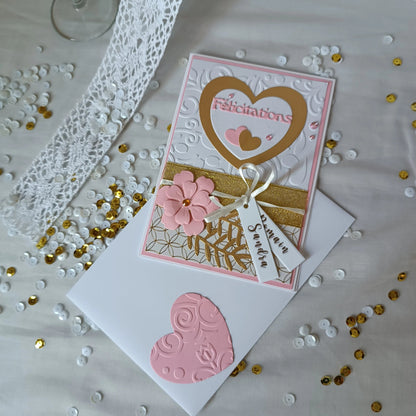 Carte de mariage rose et or réalisée à la main, vue rapprochée