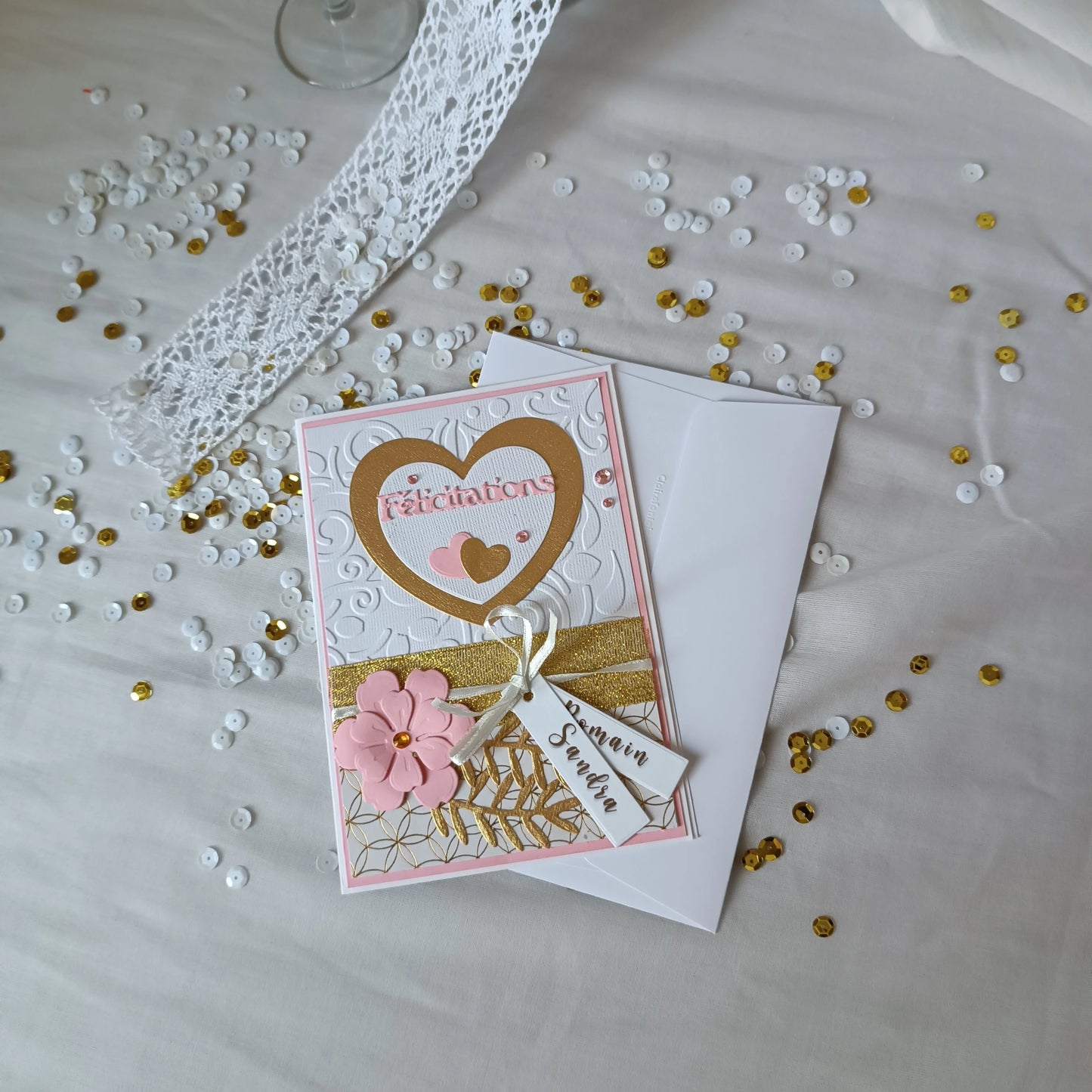 Carte de mariage rose et or réalisée à la main, vue éloigné