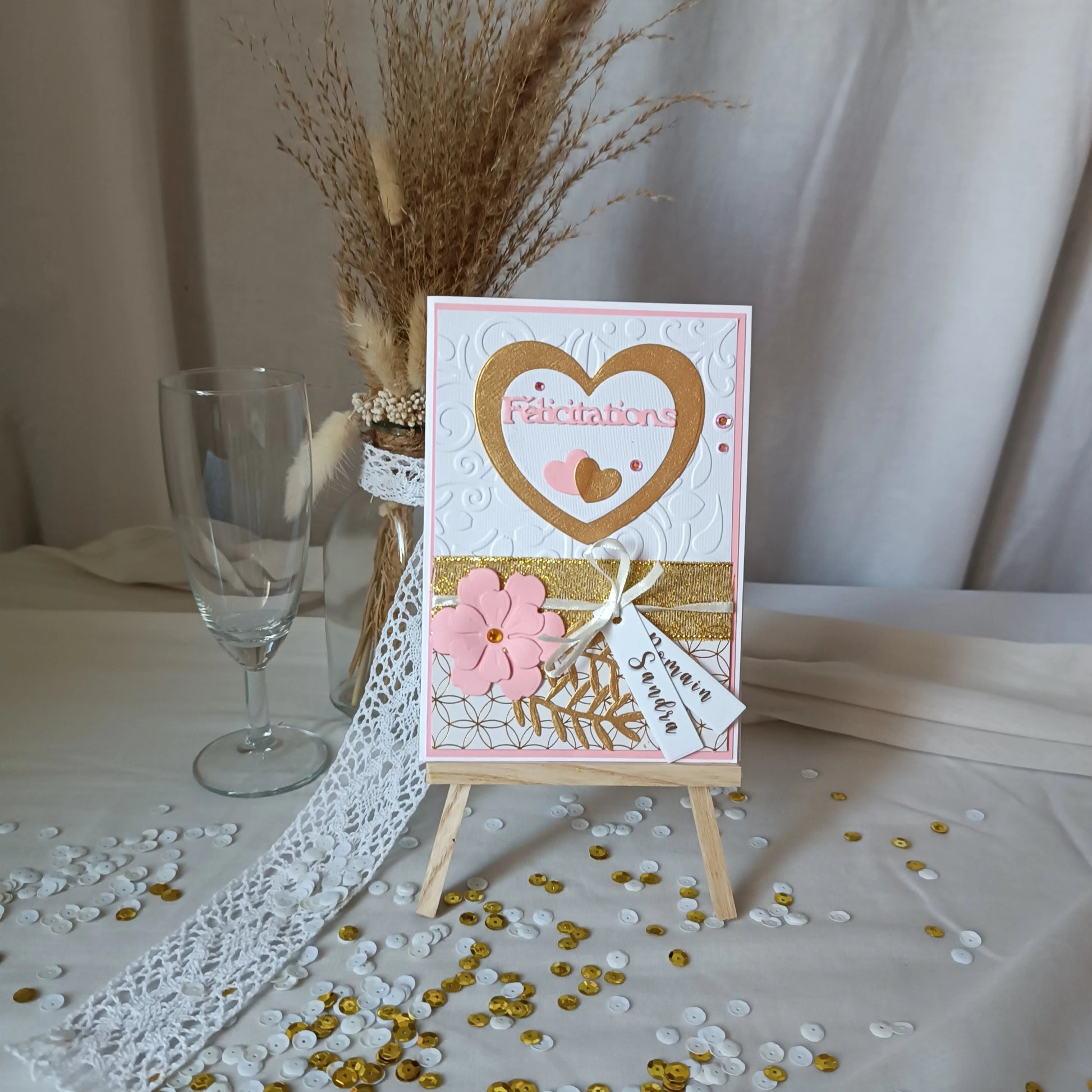 Carte de mariage rose et or réalisée à la main, sur un chevalé