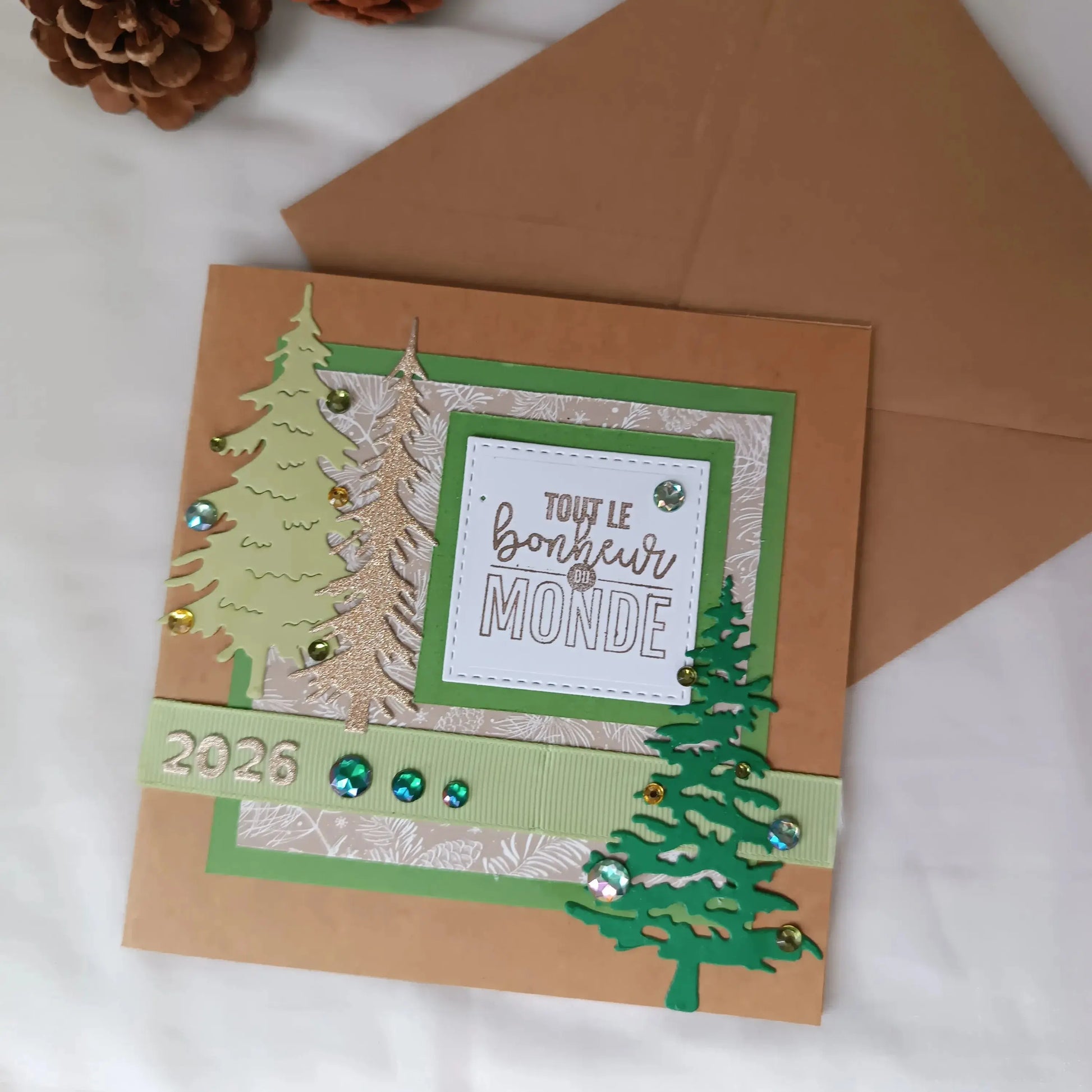 Carte de vœux joyeuse année 2026 de L’Atelier de Lili la souris - Carte de vœux 2026 sapins - carte bonne année 2026 - Carte bonne année - meilleurs vœux 2026 - carte de nouvel an - vœux de nouvel an - nouvel année 2026- meilleurs vœux 2026- présenter vœux 2026- bonne année 2026- carte de vœux année 2026- vœux 2026 - Collection Sous les sapins un Nouveau souffle pour 2026