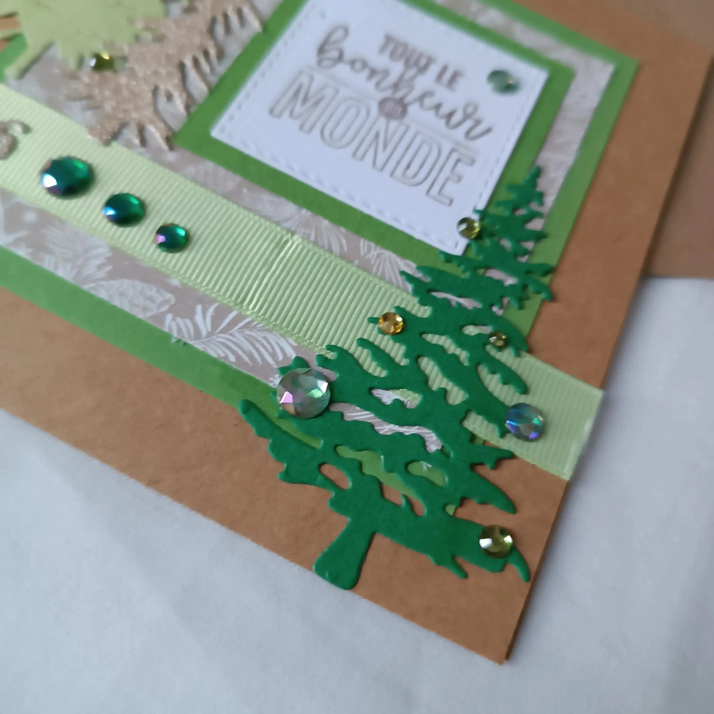 Carte de vœux joyeuse année 2026 de L’Atelier de Lili la souris - Carte de vœux 2026 sapins - carte bonne année 2026 - Carte bonne année - meilleurs vœux 2026 - carte de nouvel an - vœux de nouvel an - nouvel année 2026- meilleurs vœux 2026- présenter vœux 2026- bonne année 2026- carte de vœux année 2026- vœux 2026 - Collection Sous les sapins un Nouveau souffle pour 2026