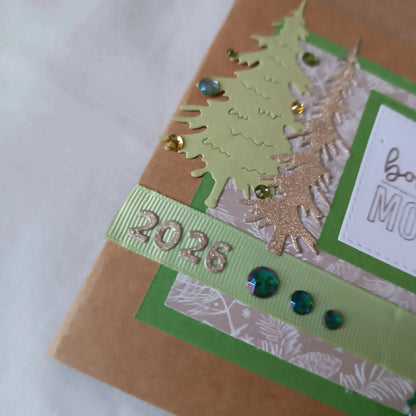 Carte de vœux joyeuse année 2026 de L’Atelier de Lili la souris - Carte de vœux 2026 sapins - carte bonne année 2026 - Carte bonne année - meilleurs vœux 2026 - carte de nouvel an - vœux de nouvel an - nouvel année 2026- meilleurs vœux 2026- présenter vœux 2026- bonne année 2026- carte de vœux année 2026- vœux 2026 - Collection Sous les sapins un Nouveau souffle pour 2026