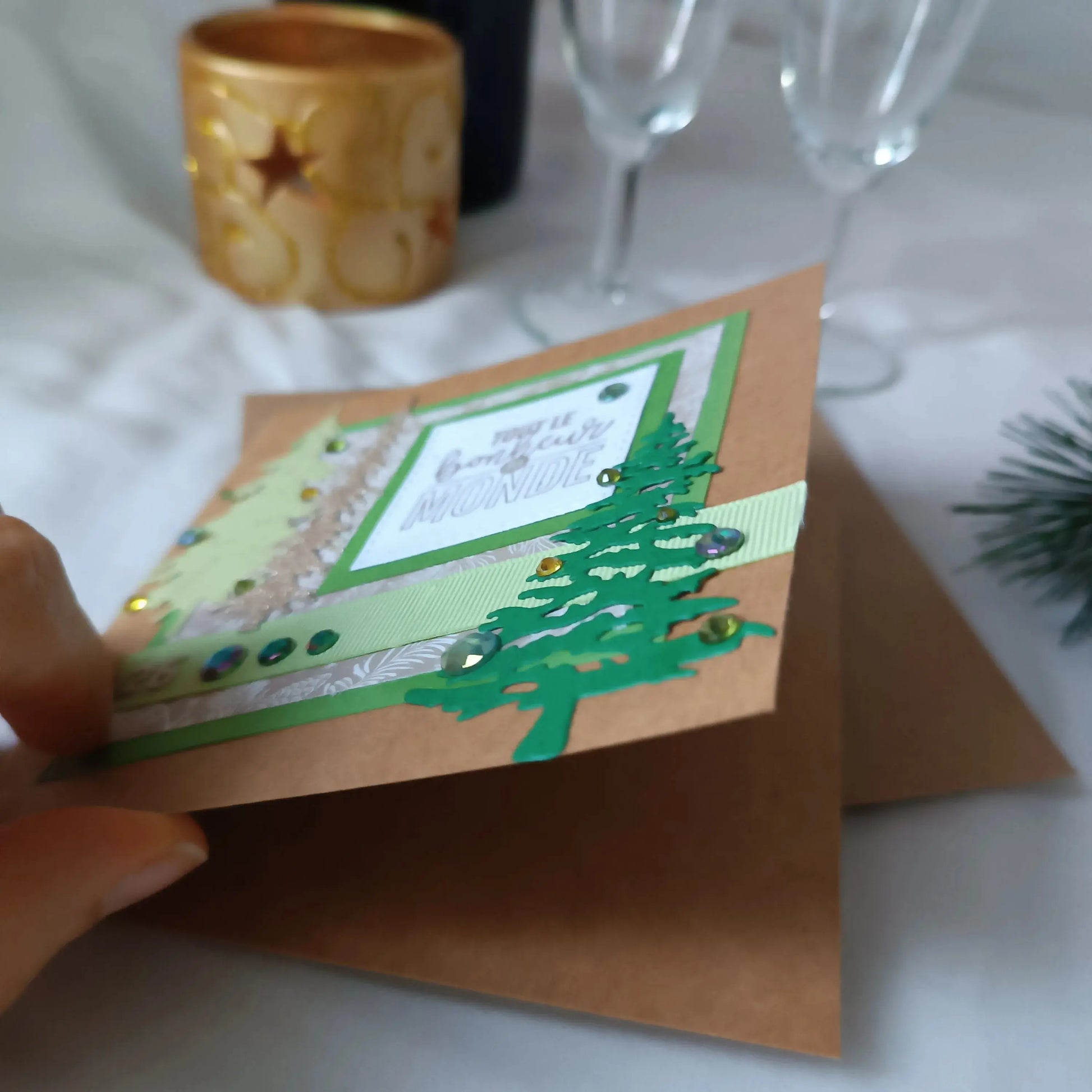 Carte de vœux joyeuse année 2026 de L’Atelier de Lili la souris - Carte de vœux 2026 sapins - carte bonne année 2026 - Carte bonne année - meilleurs vœux 2026 - carte de nouvel an - vœux de nouvel an - nouvel année 2026- meilleurs vœux 2026- présenter vœux 2026- bonne année 2026- carte de vœux année 2026- vœux 2026 - Collection Sous les sapins un Nouveau souffle pour 2026