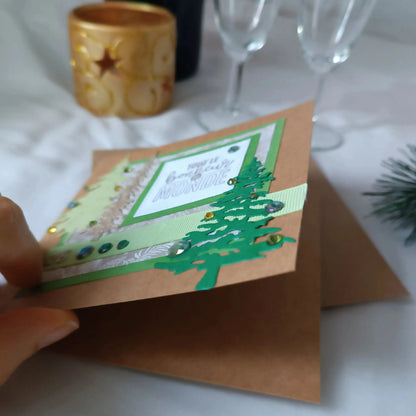Carte de vœux joyeuse année 2026 de L’Atelier de Lili la souris - Carte de vœux 2026 sapins - carte bonne année 2026 - Carte bonne année - meilleurs vœux 2026 - carte de nouvel an - vœux de nouvel an - nouvel année 2026- meilleurs vœux 2026- présenter vœux 2026- bonne année 2026- carte de vœux année 2026- vœux 2026 - Collection Sous les sapins un Nouveau souffle pour 2026
