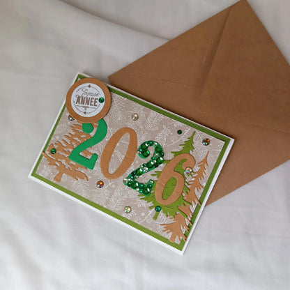 Carte de vœux joyeuse année 2026 de L’Atelier de Lili la souris - Carte de vœux 2026 sapins - carte bonne année 2026 - Carte bonne année - meilleurs vœux 2026 - carte de nouvel an - vœux de nouvel an - nouvel année 2026- meilleurs vœux 2026- présenter vœux 2026- bonne année 2026- carte de vœux année 2026- vœux 2026 - Collection Sous les sapins un Nouveau souffle pour 2026