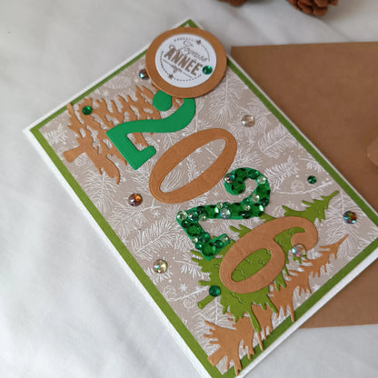 Carte de vœux joyeuse année 2026 de L’Atelier de Lili la souris - Carte de vœux 2026 sapins - carte bonne année 2026 - Carte bonne année - meilleurs vœux 2026 - carte de nouvel an - vœux de nouvel an - nouvel année 2026- meilleurs vœux 2026- présenter vœux 2026- bonne année 2026- carte de vœux année 2026- vœux 2026 - Collection Sous les sapins un Nouveau souffle pour 2026