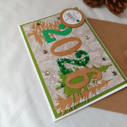 Carte de vœux joyeuse année 2026 de L’Atelier de Lili la souris - Carte de vœux 2026 sapins - carte bonne année 2026 - Carte bonne année - meilleurs vœux 2026 - carte de nouvel an - vœux de nouvel an - nouvel année 2026- meilleurs vœux 2026- présenter vœux 2026- bonne année 2026- carte de vœux année 2026- vœux 2026 - Collection Sous les sapins un Nouveau souffle pour 2026