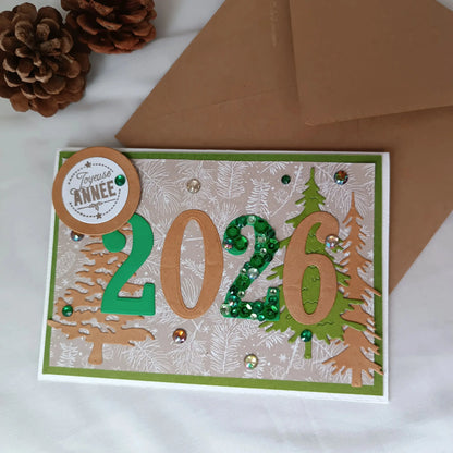 Carte de vœux joyeuse année 2026 de L’Atelier de Lili la souris - Carte de vœux 2026 sapins - carte bonne année 2026 - Carte bonne année - meilleurs vœux 2026 - carte de nouvel an - vœux de nouvel an - nouvel année 2026- meilleurs vœux 2026- présenter vœux 2026- bonne année 2026- carte de vœux année 2026- vœux 2026 - Collection Sous les sapins un Nouveau souffle pour 2026