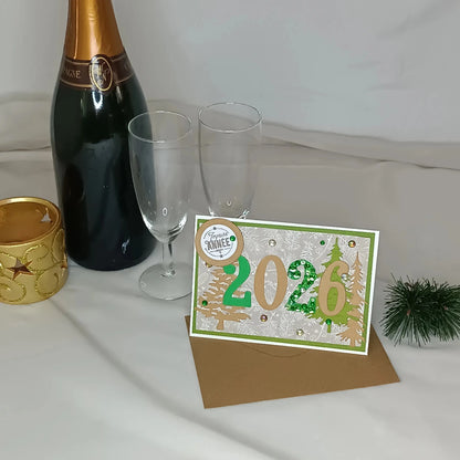 Carte de vœux joyeuse année 2026 de L’Atelier de Lili la souris - Carte de vœux 2026 sapins - carte bonne année 2026 - Carte bonne année - meilleurs vœux 2026 - carte de nouvel an - vœux de nouvel an - nouvel année 2026- meilleurs vœux 2026- présenter vœux 2026- bonne année 2026- carte de vœux année 2026- vœux 2026 - Collection Sous les sapins un Nouveau souffle pour 2026