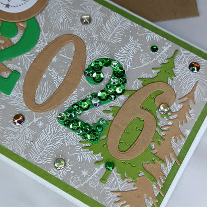 Carte de vœux joyeuse année 2026 de L’Atelier de Lili la souris - Carte de vœux 2026 sapins - carte bonne année 2026 - Carte bonne année - meilleurs vœux 2026 - carte de nouvel an - vœux de nouvel an - nouvel année 2026- meilleurs vœux 2026- présenter vœux 2026- bonne année 2026- carte de vœux année 2026- vœux 2026 - Collection Sous les sapins un Nouveau souffle pour 2026