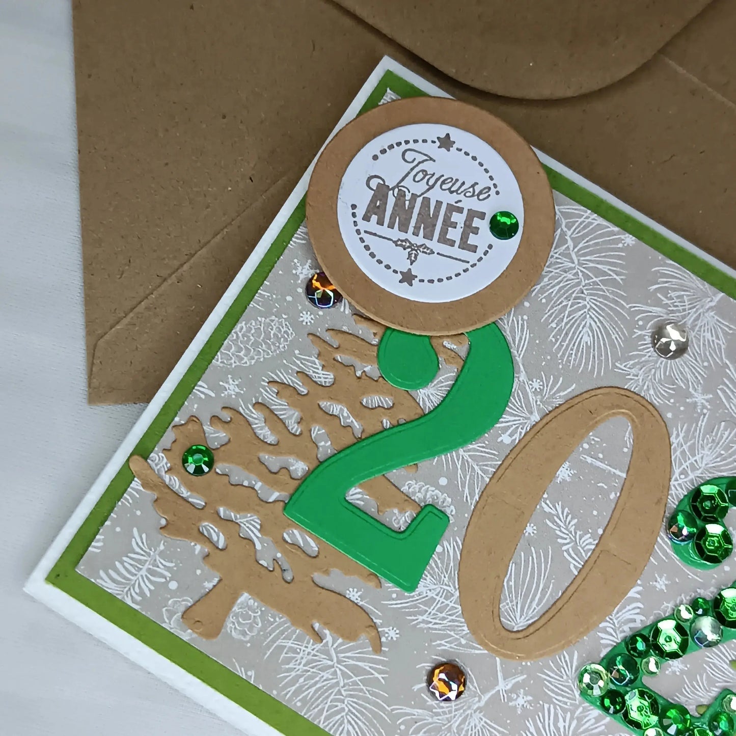 Carte de vœux joyeuse année 2026 de L’Atelier de Lili la souris - Carte de vœux 2026 sapins - carte bonne année 2026 - Carte bonne année - meilleurs vœux 2026 - carte de nouvel an - vœux de nouvel an - nouvel année 2026- meilleurs vœux 2026- présenter vœux 2026- bonne année 2026- carte de vœux année 2026- vœux 2026 - Collection Sous les sapins un Nouveau souffle pour 2026