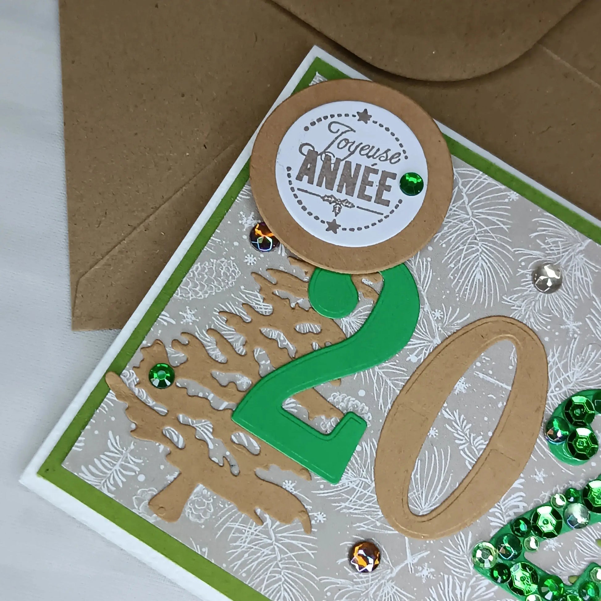 Carte de vœux joyeuse année 2026 de L’Atelier de Lili la souris - Carte de vœux 2026 sapins - carte bonne année 2026 - Carte bonne année - meilleurs vœux 2026 - carte de nouvel an - vœux de nouvel an - nouvel année 2026- meilleurs vœux 2026- présenter vœux 2026- bonne année 2026- carte de vœux année 2026- vœux 2026 - Collection Sous les sapins un Nouveau souffle pour 2026