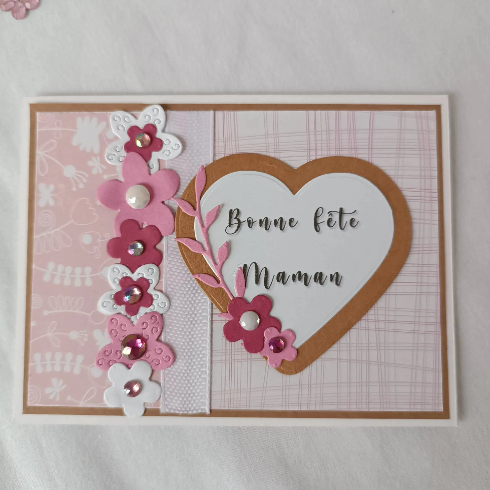 Carte fête des mères – Cœur en Fleurs de Maman – Format A5 paysage - L’Atelier de Lili la souris - carte fête des mères artisanale - carte scrapbooking faite main - carte cœur fleuri - cadeau fête des mères original - création artisanale personnalisée