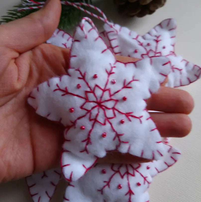 Décoration de Noël, étoile, à suspendre en feutrine blanche