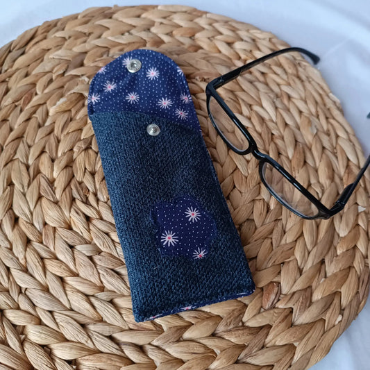 étui à lunette bleu de Récup’ Tissu de Lili – pochette de transport lunettes – étui à lunettes - Pochette en tissu- Accessoires de lecture- Pochette à lunettes- Pochette lunette upcyclée- Pochette artisanale pour lunettes - Pochette de protection pour lunettes- Pochette pour transporter des lunettes – Etui lunettes originale – Etui Lunettes écoresponsable - Pochette en tissu recyclé- Etui lunettes artisanale