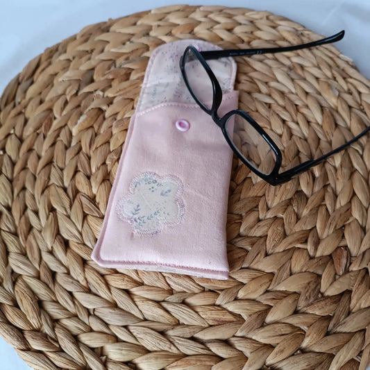 étui à lunette rose de Récup’ Tissu de Lili – pochette de transport lunettes – étui à lunettes - Pochette en tissu- Accessoires de lecture- Pochette à lunettes- Pochette lunette upcyclée- Pochette artisanale pour lunettes - Pochette de protection pour lunettes- Pochette pour transporter des lunettes – Etui lunettes originale – Etui Lunettes écoresponsable - Pochette en tissu recyclé- Etui lunettes artisanale