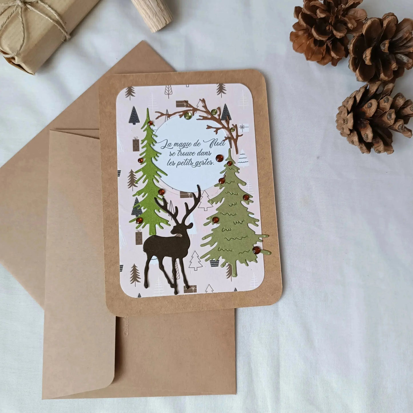 Pack de 3 cartes postales – Noël en 3 cartes : Magie & esprit de Noël - pack de cartes de Noël artisanales avec enveloppes - cartes de Noël chaleureuses et traditionnelles - cartes de vœux originales fabriquées en France - cartes de Noël en papier kraft fait main - cartes de Noël au style traditionnel - cartes de Noël pour accompagner un cadeau - cartes de vœux faites main avec citations - cartes de Noël artisanales à message - cartes de Noël fait main France - cartes de vœux créatives - cartes de vœux écor