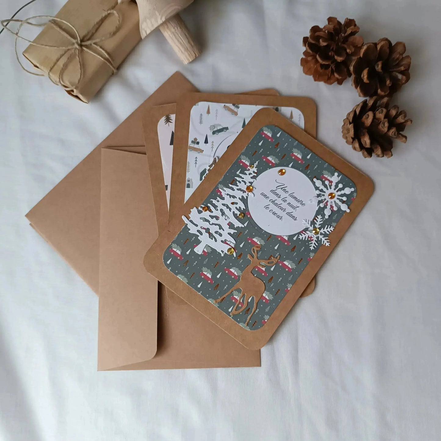 Pack de 3 cartes postales – Noël en 3 cartes : Magie & esprit de Noël - pack de cartes de Noël artisanales avec enveloppes - cartes de Noël chaleureuses et traditionnelles - cartes de vœux originales fabriquées en France - cartes de Noël en papier kraft fait main - cartes de Noël au style traditionnel - cartes de Noël pour accompagner un cadeau - cartes de vœux faites main avec citations - cartes de Noël artisanales à message - cartes de Noël fait main France - cartes de vœux créatives - cartes de vœux écor