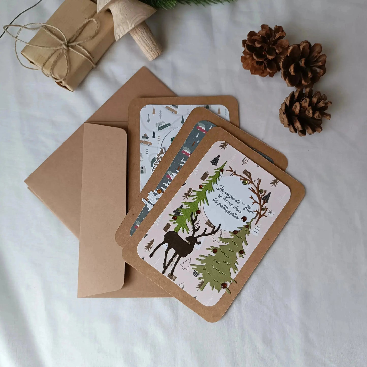 Pack de 3 cartes postales – Noël en 3 cartes : Magie & esprit de Noël - pack de cartes de Noël artisanales avec enveloppes - cartes de Noël chaleureuses et traditionnelles - cartes de vœux originales fabriquées en France - cartes de Noël en papier kraft fait main - cartes de Noël au style traditionnel - cartes de Noël pour accompagner un cadeau - cartes de vœux faites main avec citations - cartes de Noël artisanales à message - cartes de Noël fait main France - cartes de vœux créatives - cartes de vœux écor