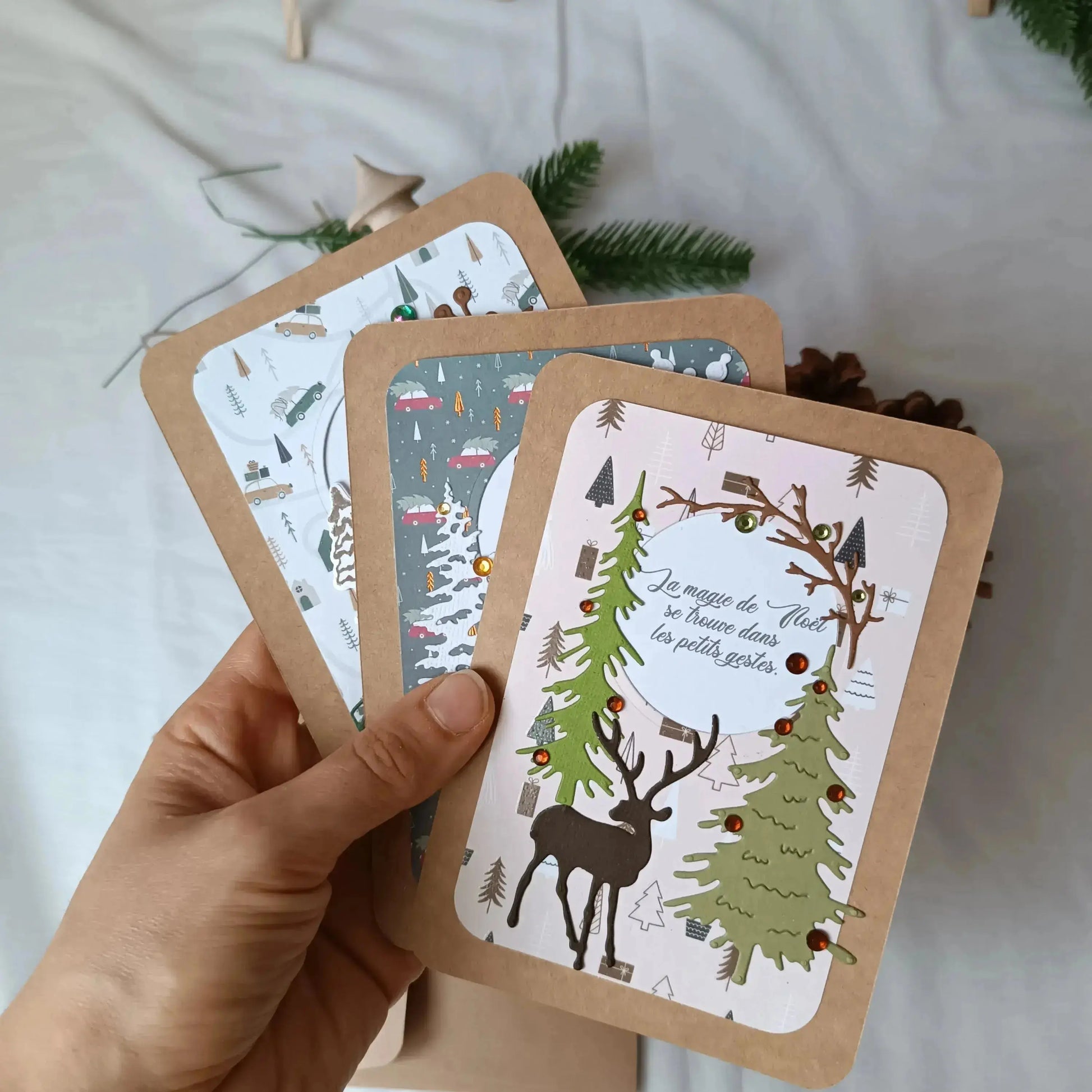 Pack de 3 cartes postales – Noël en 3 cartes : Magie & esprit de Noël - pack de cartes de Noël artisanales avec enveloppes - cartes de Noël chaleureuses et traditionnelles - cartes de vœux originales fabriquées en France - cartes de Noël en papier kraft fait main - cartes de Noël au style traditionnel - cartes de Noël pour accompagner un cadeau - cartes de vœux faites main avec citations - cartes de Noël artisanales à message - cartes de Noël fait main France - cartes de vœux créatives - cartes de vœux écor