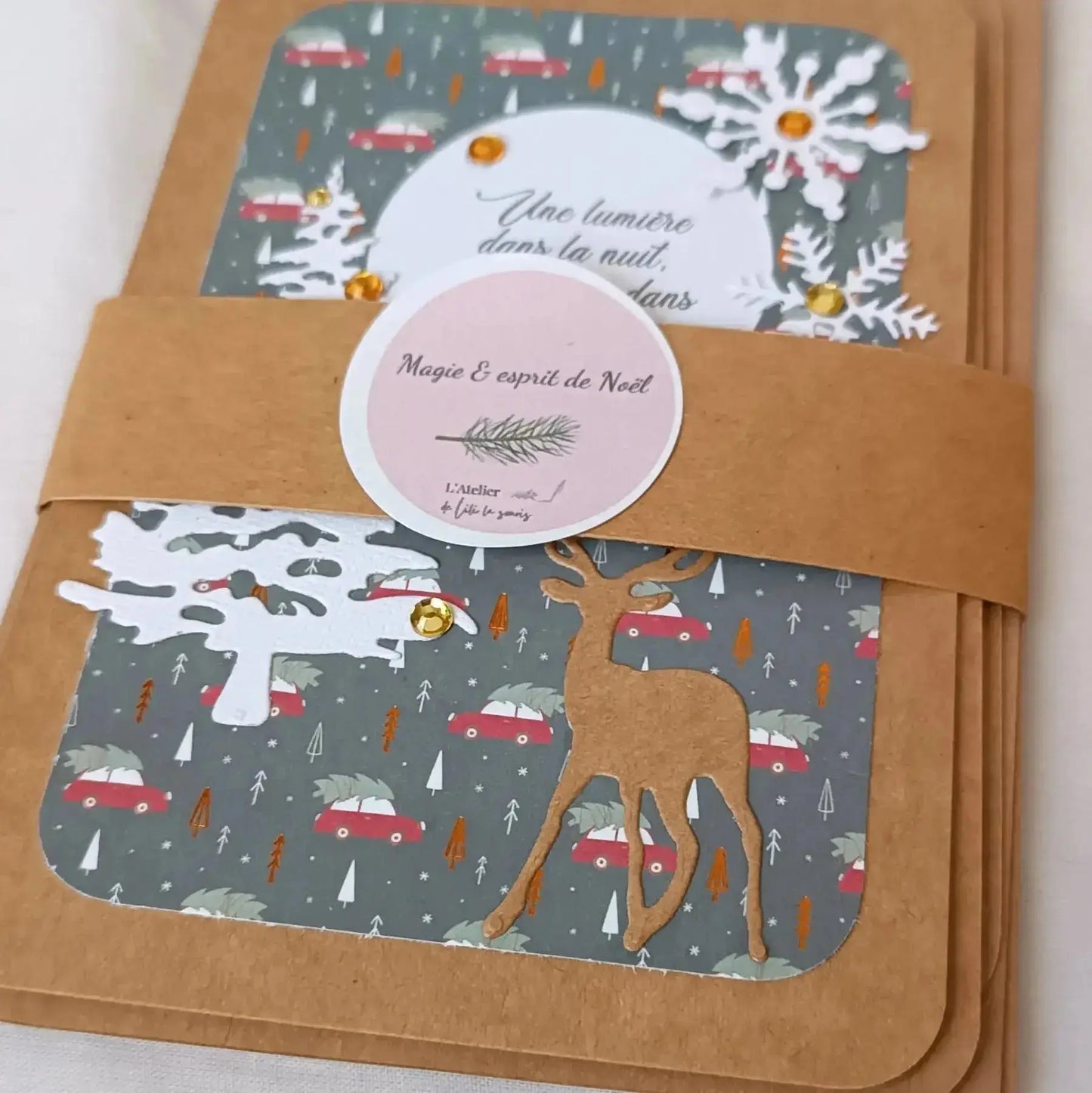 Pack de 3 cartes postales – Noël en 3 cartes : Magie & esprit de Noël - pack de cartes de Noël artisanales avec enveloppes - cartes de Noël chaleureuses et traditionnelles - cartes de vœux originales fabriquées en France - cartes de Noël en papier kraft fait main - cartes de Noël au style traditionnel - cartes de Noël pour accompagner un cadeau - cartes de vœux faites main avec citations - cartes de Noël artisanales à message - cartes de Noël fait main France - cartes de vœux créatives - cartes de vœux écor