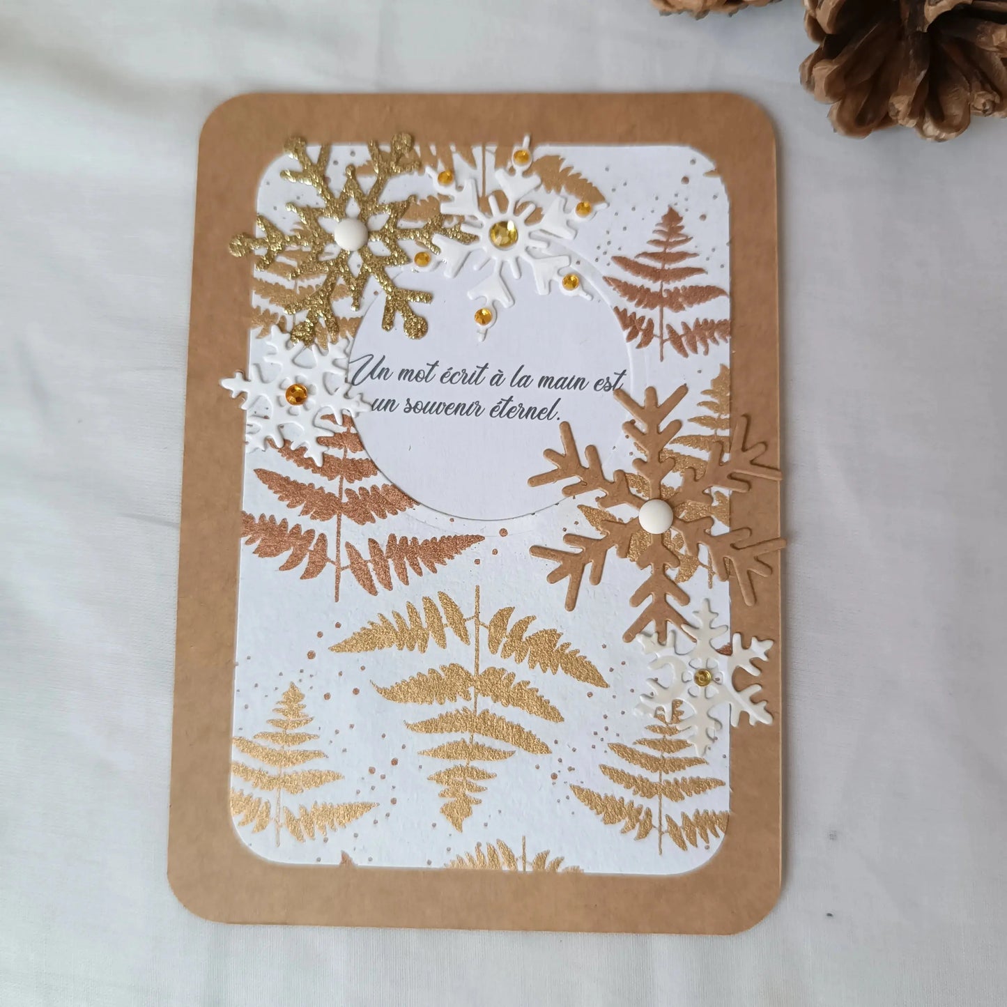 Pack de 3 cartes postales – Noël en 3 cartes : Universel & intemporel - pack de cartes de Noël artisanales avec enveloppes - cartes de Noël chaleureuses et traditionnelles - cartes de vœux originales fabriquées en France - cartes de Noël en papier kraft fait main - cartes de Noël au style traditionnel - cartes de Noël pour accompagner un cadeau - cartes de vœux faites main avec citations - cartes de Noël artisanales à message - cartes de Noël fait main France - cartes de vœux créatives - cartes de vœux écor