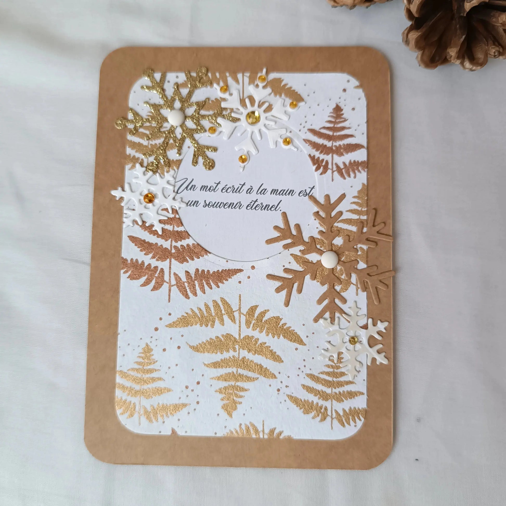 Pack de 3 cartes postales – Noël en 3 cartes : Universel & intemporel - pack de cartes de Noël artisanales avec enveloppes - cartes de Noël chaleureuses et traditionnelles - cartes de vœux originales fabriquées en France - cartes de Noël en papier kraft fait main - cartes de Noël au style traditionnel - cartes de Noël pour accompagner un cadeau - cartes de vœux faites main avec citations - cartes de Noël artisanales à message - cartes de Noël fait main France - cartes de vœux créatives - cartes de vœux écor