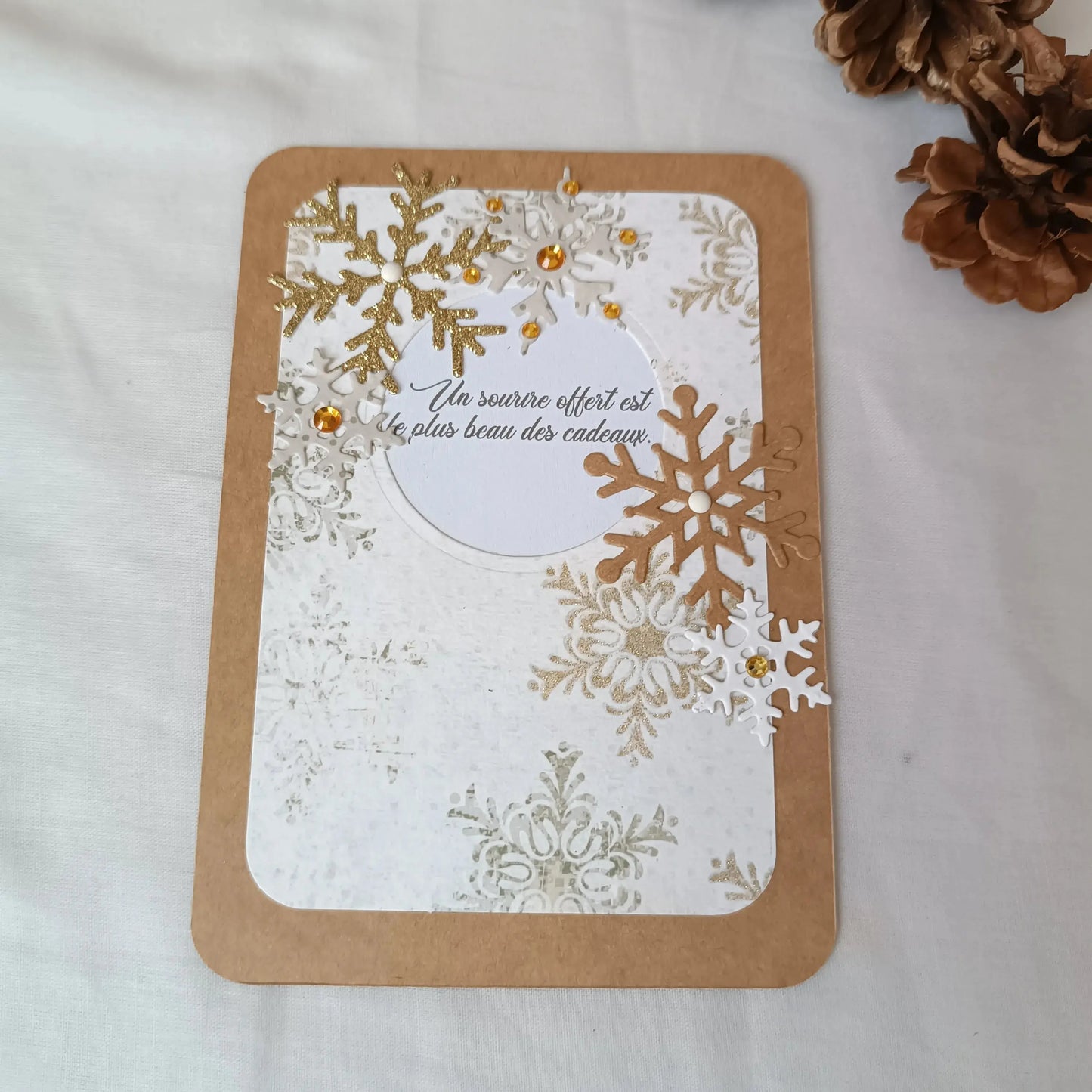 Pack de 3 cartes postales – Noël en 3 cartes : Universel & intemporel - pack de cartes de Noël artisanales avec enveloppes - cartes de Noël chaleureuses et traditionnelles - cartes de vœux originales fabriquées en France - cartes de Noël en papier kraft fait main - cartes de Noël au style traditionnel - cartes de Noël pour accompagner un cadeau - cartes de vœux faites main avec citations - cartes de Noël artisanales à message - cartes de Noël fait main France - cartes de vœux créatives - cartes de vœux écor