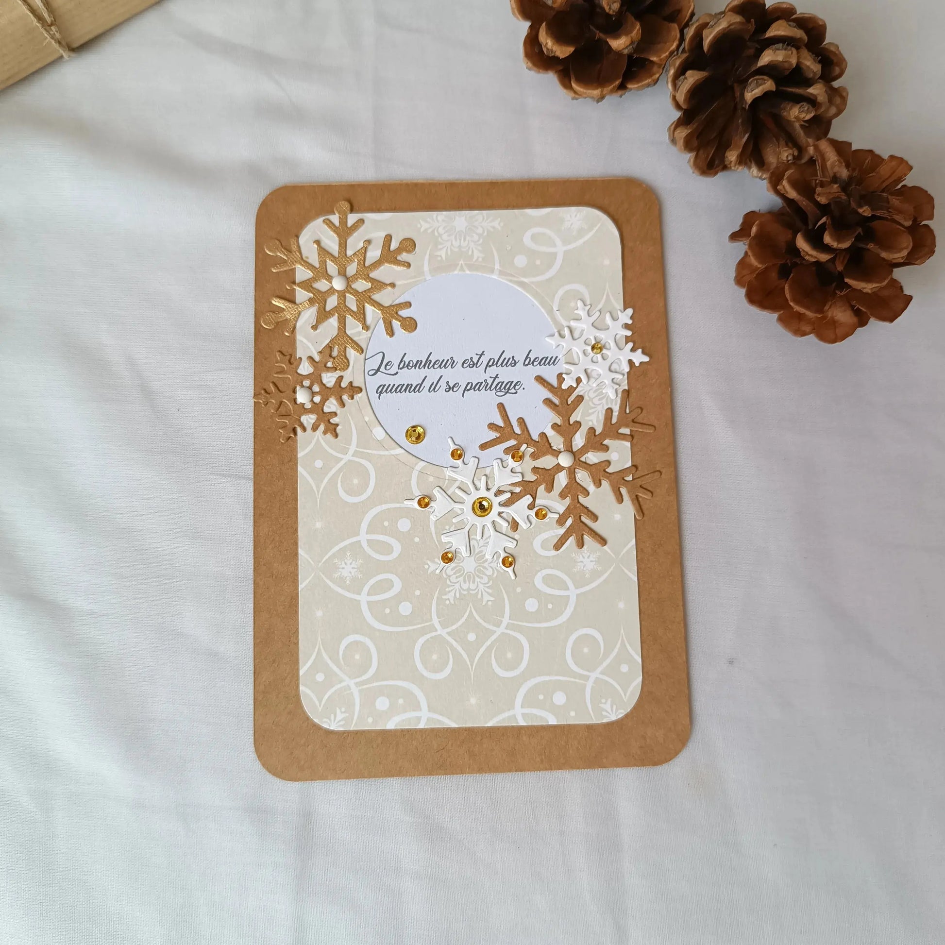 Pack de 3 cartes postales – Noël en 3 cartes : Universel & intemporel - pack de cartes de Noël artisanales avec enveloppes - cartes de Noël chaleureuses et traditionnelles - cartes de vœux originales fabriquées en France - cartes de Noël en papier kraft fait main - cartes de Noël au style traditionnel - cartes de Noël pour accompagner un cadeau - cartes de vœux faites main avec citations - cartes de Noël artisanales à message - cartes de Noël fait main France - cartes de vœux créatives - cartes de vœux écor