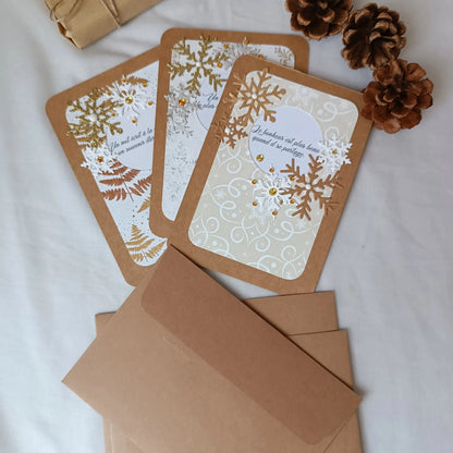 Pack de 3 cartes postales – Noël en 3 cartes : Universel & intemporel - pack de cartes de Noël artisanales avec enveloppes - cartes de Noël chaleureuses et traditionnelles - cartes de vœux originales fabriquées en France - cartes de Noël en papier kraft fait main - cartes de Noël au style traditionnel - cartes de Noël pour accompagner un cadeau - cartes de vœux faites main avec citations - cartes de Noël artisanales à message - cartes de Noël fait main France - cartes de vœux créatives - cartes de vœux écor