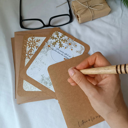 Pack de 3 cartes postales – Noël en 3 cartes : Universel & intemporel - pack de cartes de Noël artisanales avec enveloppes - cartes de Noël chaleureuses et traditionnelles - cartes de vœux originales fabriquées en France - cartes de Noël en papier kraft fait main - cartes de Noël au style traditionnel - cartes de Noël pour accompagner un cadeau - cartes de vœux faites main avec citations - cartes de Noël artisanales à message - cartes de Noël fait main France - cartes de vœux créatives - cartes de vœux écor