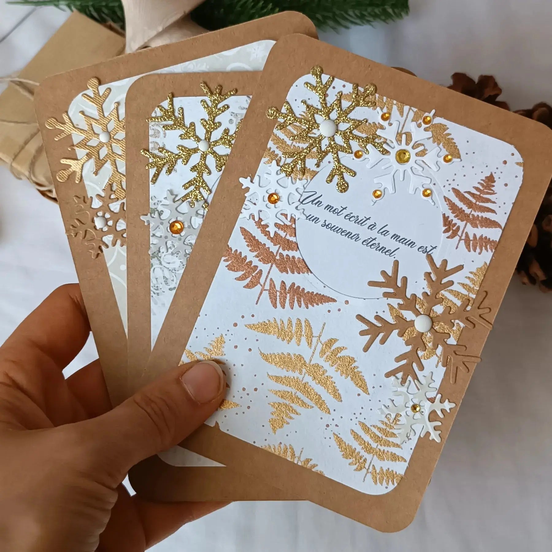 Pack de 3 cartes postales – Noël en 3 cartes : Universel & intemporel - pack de cartes de Noël artisanales avec enveloppes - cartes de Noël chaleureuses et traditionnelles - cartes de vœux originales fabriquées en France - cartes de Noël en papier kraft fait main - cartes de Noël au style traditionnel - cartes de Noël pour accompagner un cadeau - cartes de vœux faites main avec citations - cartes de Noël artisanales à message - cartes de Noël fait main France - cartes de vœux créatives - cartes de vœux écor