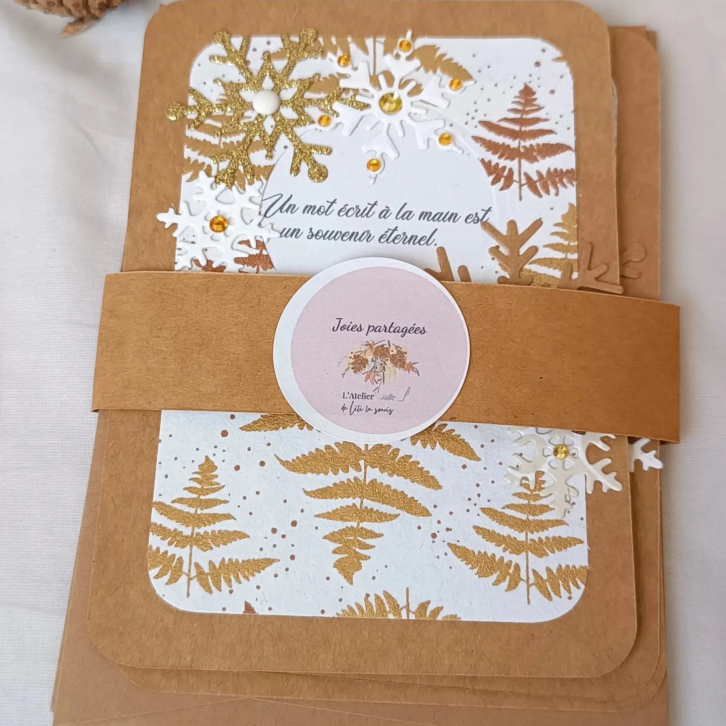 Pack de 3 cartes postales – Noël en 3 cartes : Universel & intemporel - pack de cartes de Noël artisanales avec enveloppes - cartes de Noël chaleureuses et traditionnelles - cartes de vœux originales fabriquées en France - cartes de Noël en papier kraft fait main - cartes de Noël au style traditionnel - cartes de Noël pour accompagner un cadeau - cartes de vœux faites main avec citations - cartes de Noël artisanales à message - cartes de Noël fait main France - cartes de vœux créatives - cartes de vœux écor