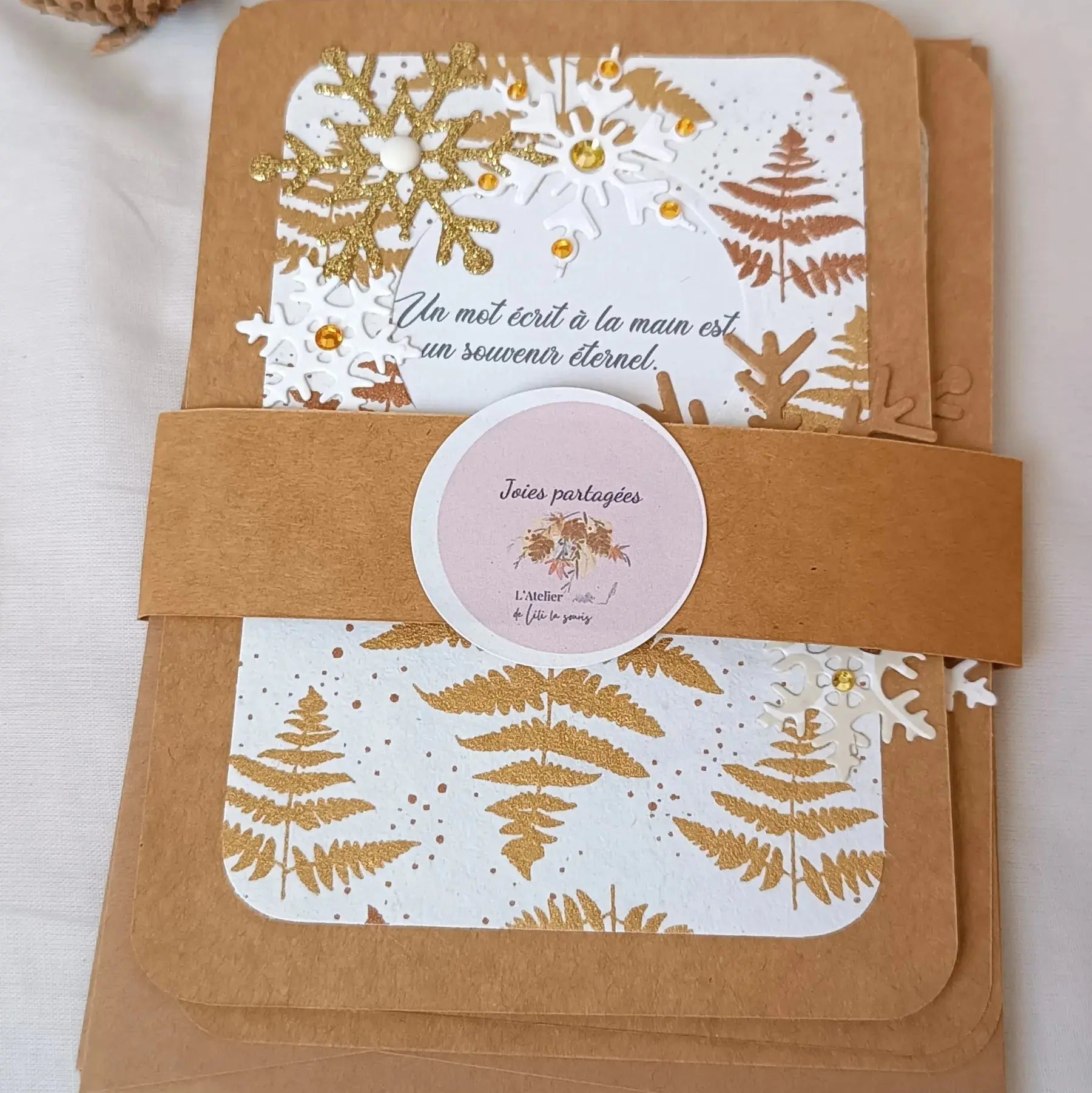 Pack de 3 cartes postales – Noël en 3 cartes : Universel & intemporel - pack de cartes de Noël artisanales avec enveloppes - cartes de Noël chaleureuses et traditionnelles - cartes de vœux originales fabriquées en France - cartes de Noël en papier kraft fait main - cartes de Noël au style traditionnel - cartes de Noël pour accompagner un cadeau - cartes de vœux faites main avec citations - cartes de Noël artisanales à message - cartes de Noël fait main France - cartes de vœux créatives - cartes de vœux écor