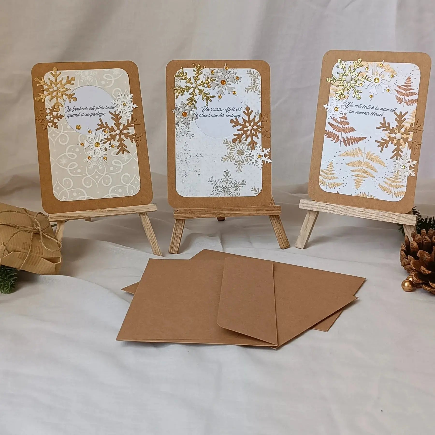 Pack de 3 cartes postales – Noël en 3 cartes : Universel & intemporel - pack de cartes de Noël artisanales avec enveloppes - cartes de Noël chaleureuses et traditionnelles - cartes de vœux originales fabriquées en France - cartes de Noël en papier kraft fait main - cartes de Noël au style traditionnel - cartes de Noël pour accompagner un cadeau - cartes de vœux faites main avec citations - cartes de Noël artisanales à message - cartes de Noël fait main France - cartes de vœux créatives - cartes de vœux écor