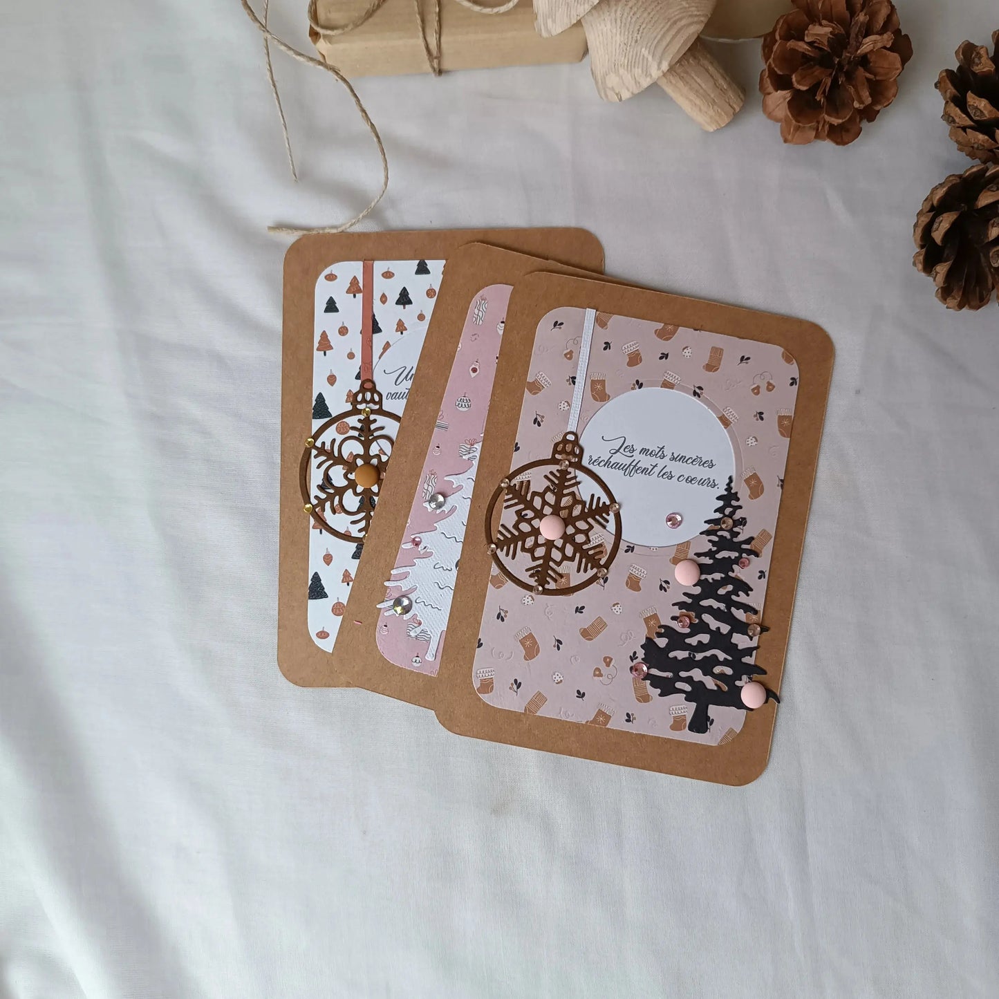 Pack de 3 cartes postales – Noël en 3 cartes : Emotion & Authenticité - pack de cartes de Noël artisanales avec enveloppes - cartes de Noël chaleureuses et traditionnelles - cartes de vœux originales fabriquées en France - cartes de Noël en papier kraft fait main - cartes de Noël au style traditionnel - cartes de Noël pour accompagner un cadeau - cartes de vœux faites main avec citations - cartes de Noël artisanales à message - cartes de Noël fait main France - cartes de vœux créatives - cartes de vœux écor