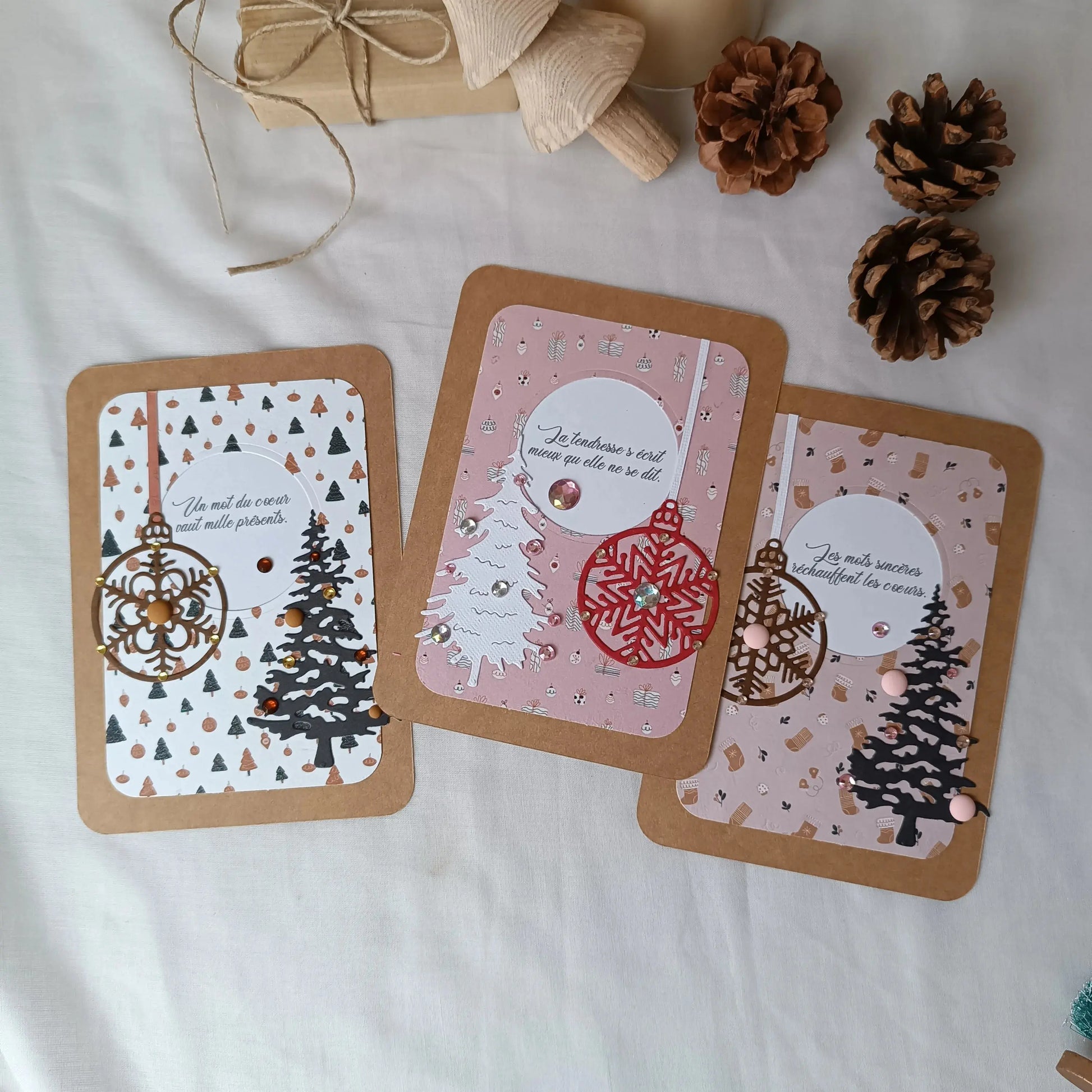 Pack de 3 cartes postales – Noël en 3 cartes : Emotion & Authenticité - pack de cartes de Noël artisanales avec enveloppes - cartes de Noël chaleureuses et traditionnelles - cartes de vœux originales fabriquées en France - cartes de Noël en papier kraft fait main - cartes de Noël au style traditionnel - cartes de Noël pour accompagner un cadeau - cartes de vœux faites main avec citations - cartes de Noël artisanales à message - cartes de Noël fait main France - cartes de vœux créatives - cartes de vœux écor