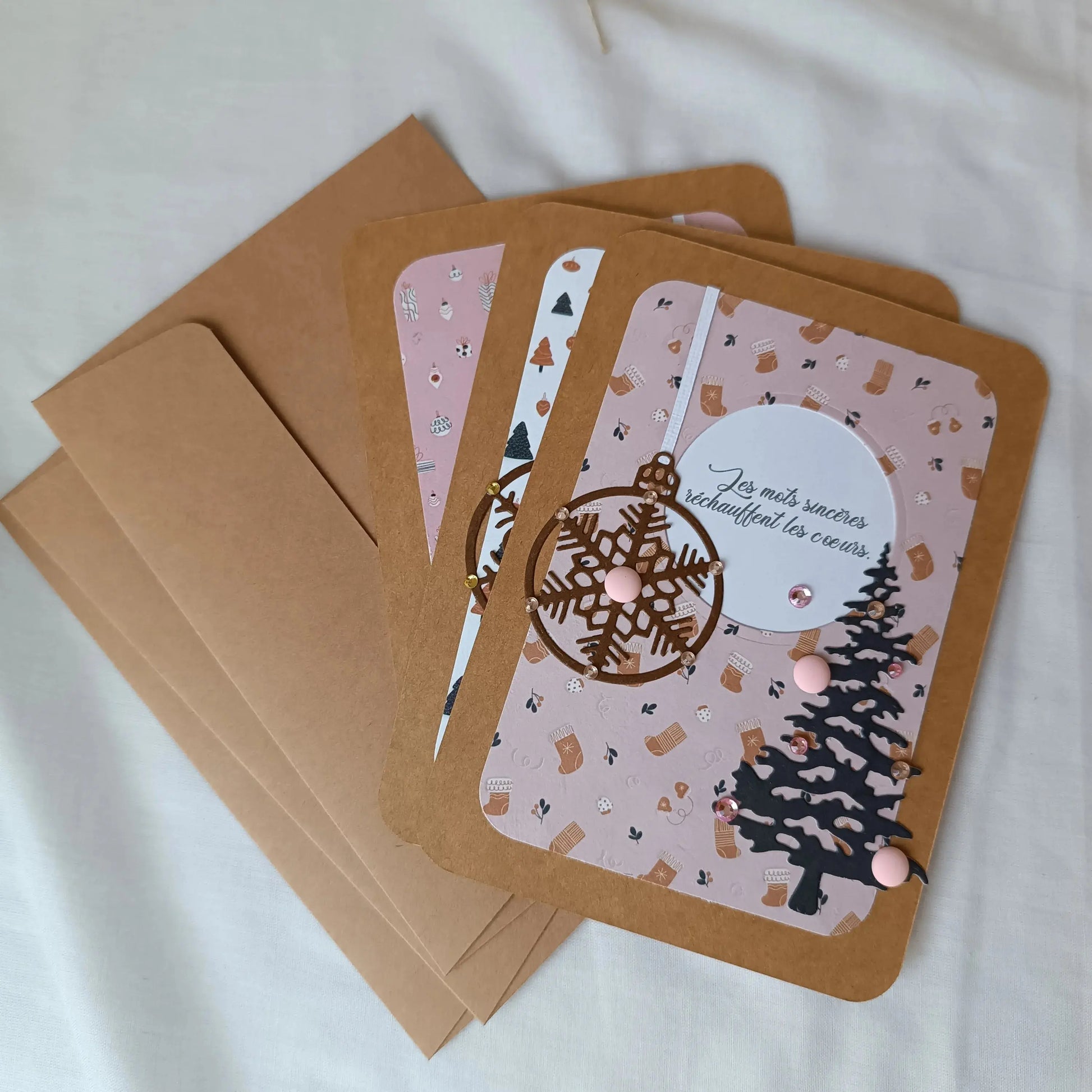 Pack de 3 cartes postales – Noël en 3 cartes : Emotion & Authenticité - pack de cartes de Noël artisanales avec enveloppes - cartes de Noël chaleureuses et traditionnelles - cartes de vœux originales fabriquées en France - cartes de Noël en papier kraft fait main - cartes de Noël au style traditionnel - cartes de Noël pour accompagner un cadeau - cartes de vœux faites main avec citations - cartes de Noël artisanales à message - cartes de Noël fait main France - cartes de vœux créatives - cartes de vœux écor