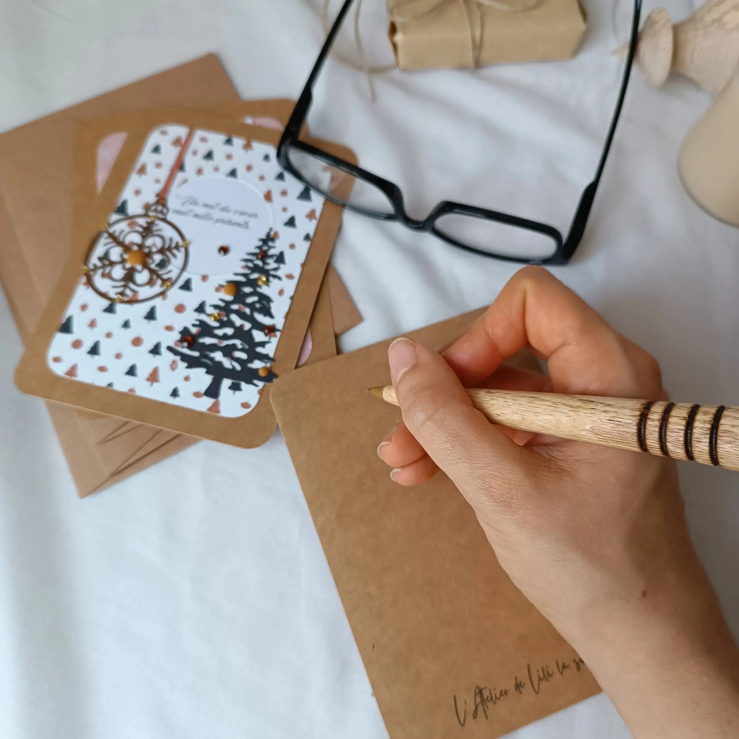 Pack de 3 cartes postales – Noël en 3 cartes : Emotion & Authenticité - pack de cartes de Noël artisanales avec enveloppes - cartes de Noël chaleureuses et traditionnelles - cartes de vœux originales fabriquées en France - cartes de Noël en papier kraft fait main - cartes de Noël au style traditionnel - cartes de Noël pour accompagner un cadeau - cartes de vœux faites main avec citations - cartes de Noël artisanales à message - cartes de Noël fait main France - cartes de vœux créatives - cartes de vœux écor