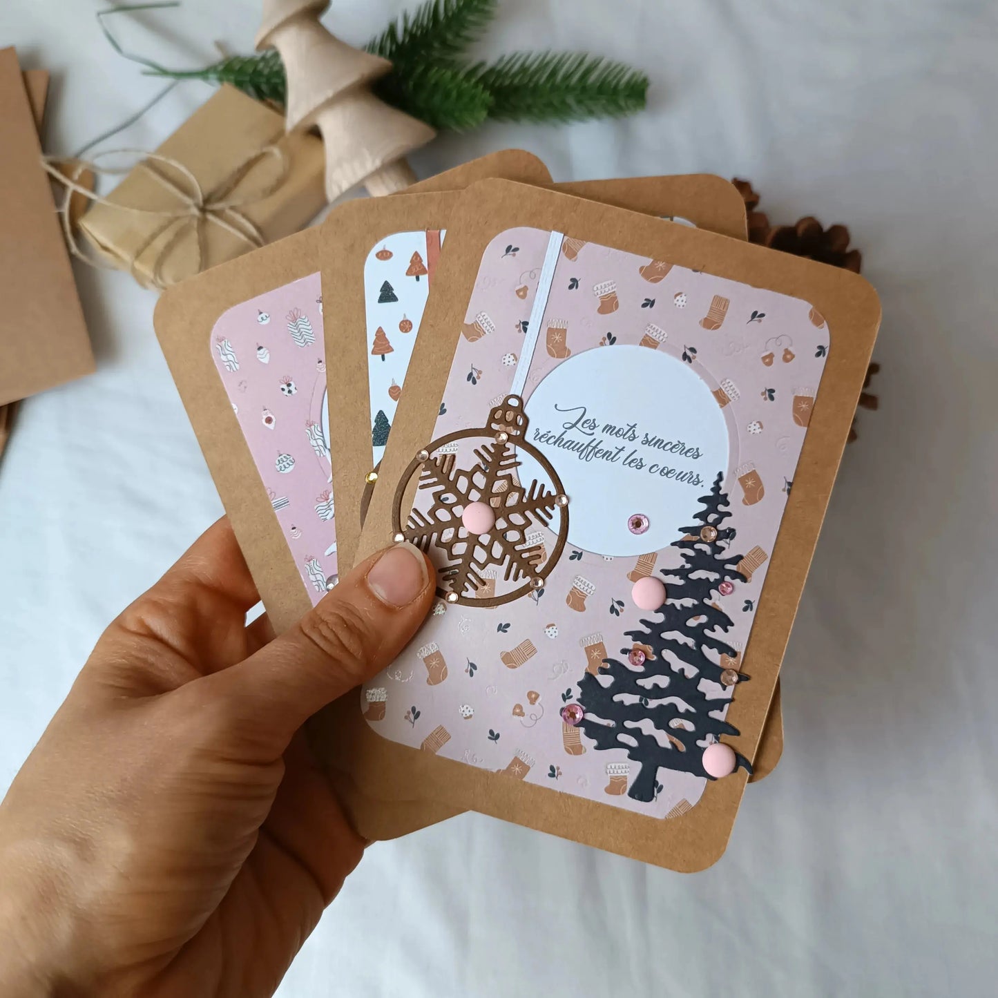 Pack de 3 cartes postales – Noël en 3 cartes : Emotion & Authenticité - pack de cartes de Noël artisanales avec enveloppes - cartes de Noël chaleureuses et traditionnelles - cartes de vœux originales fabriquées en France - cartes de Noël en papier kraft fait main - cartes de Noël au style traditionnel - cartes de Noël pour accompagner un cadeau - cartes de vœux faites main avec citations - cartes de Noël artisanales à message - cartes de Noël fait main France - cartes de vœux créatives - cartes de vœux écor