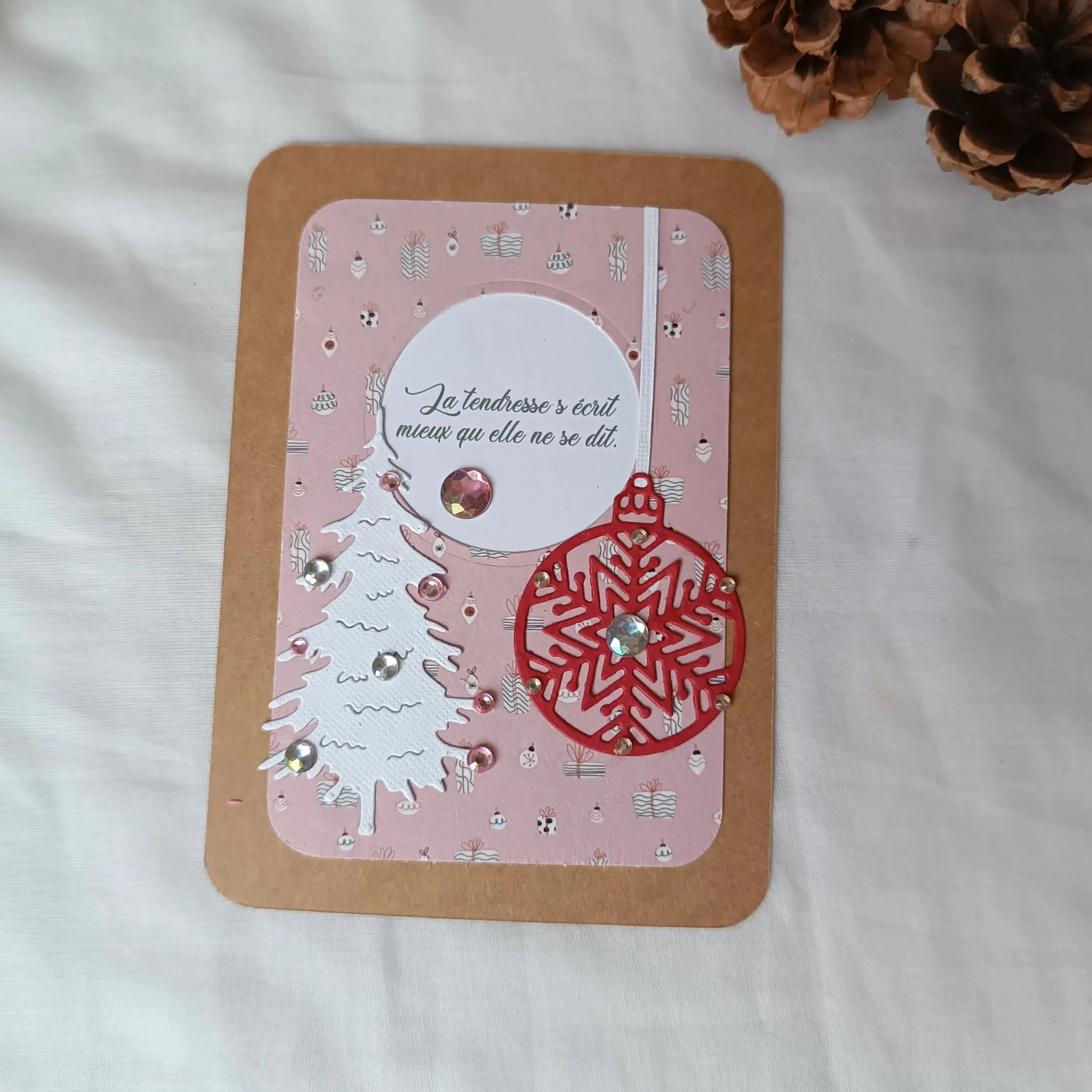 Pack de 3 cartes postales – Noël en 3 cartes : Emotion & Authenticité - pack de cartes de Noël artisanales avec enveloppes - cartes de Noël chaleureuses et traditionnelles - cartes de vœux originales fabriquées en France - cartes de Noël en papier kraft fait main - cartes de Noël au style traditionnel - cartes de Noël pour accompagner un cadeau - cartes de vœux faites main avec citations - cartes de Noël artisanales à message - cartes de Noël fait main France - cartes de vœux créatives - cartes de vœux écor