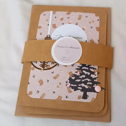 Pack de 3 cartes postales – Noël en 3 cartes : Emotion & Authenticité - pack de cartes de Noël artisanales avec enveloppes - cartes de Noël chaleureuses et traditionnelles - cartes de vœux originales fabriquées en France - cartes de Noël en papier kraft fait main - cartes de Noël au style traditionnel - cartes de Noël pour accompagner un cadeau - cartes de vœux faites main avec citations - cartes de Noël artisanales à message - cartes de Noël fait main France - cartes de vœux créatives - cartes de vœux écor