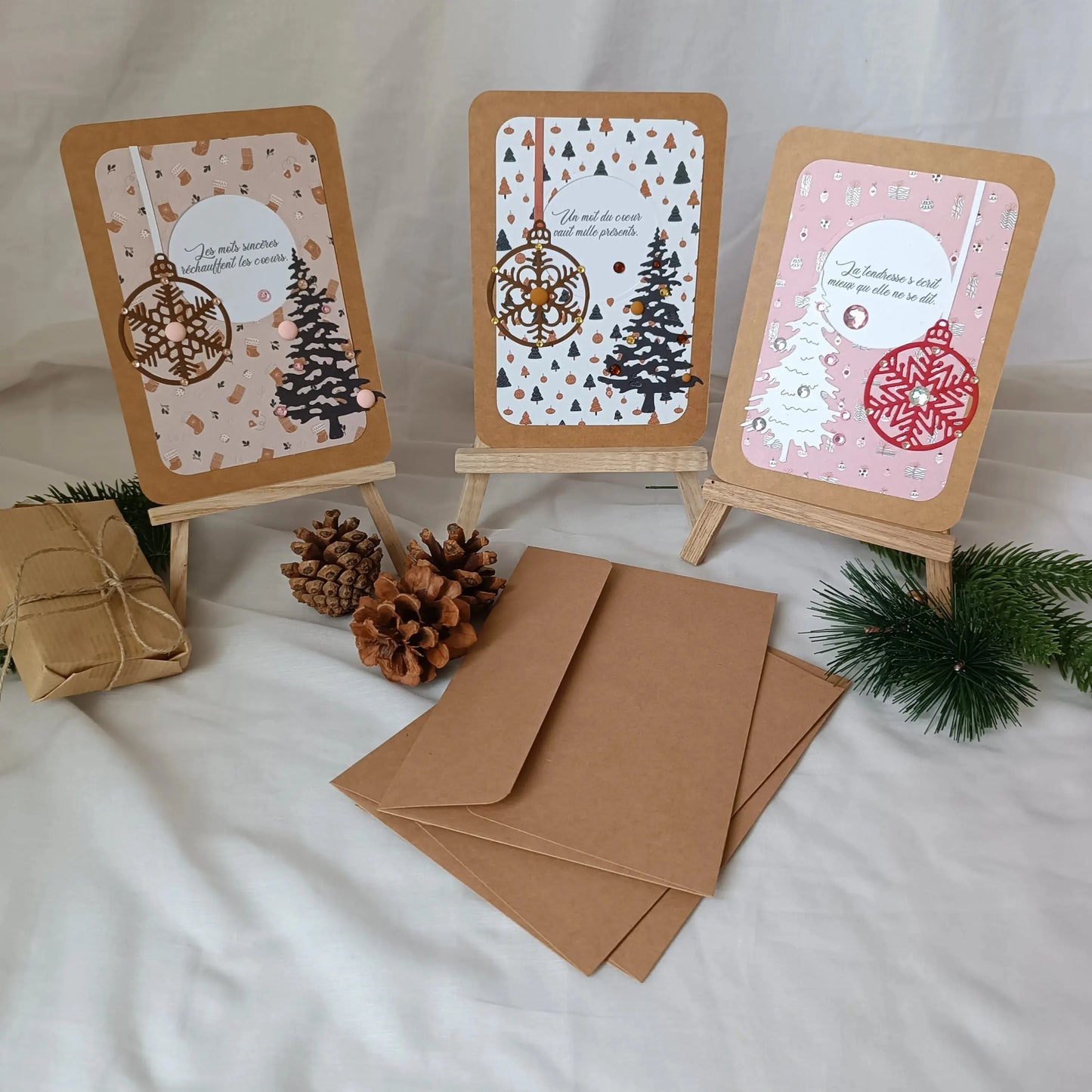 Pack de 3 cartes postales – Noël en 3 cartes : Emotion & Authenticité - pack de cartes de Noël artisanales avec enveloppes - cartes de Noël chaleureuses et traditionnelles - cartes de vœux originales fabriquées en France - cartes de Noël en papier kraft fait main - cartes de Noël au style traditionnel - cartes de Noël pour accompagner un cadeau - cartes de vœux faites main avec citations - cartes de Noël artisanales à message - cartes de Noël fait main France - cartes de vœux créatives - cartes de vœux écor