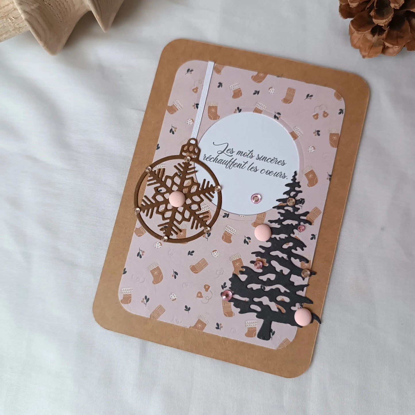 Pack de 3 cartes postales – Noël en 3 cartes : Emotion & Authenticité - pack de cartes de Noël artisanales avec enveloppes - cartes de Noël chaleureuses et traditionnelles - cartes de vœux originales fabriquées en France - cartes de Noël en papier kraft fait main - cartes de Noël au style traditionnel - cartes de Noël pour accompagner un cadeau - cartes de vœux faites main avec citations - cartes de Noël artisanales à message - cartes de Noël fait main France - cartes de vœux créatives - cartes de vœux écor