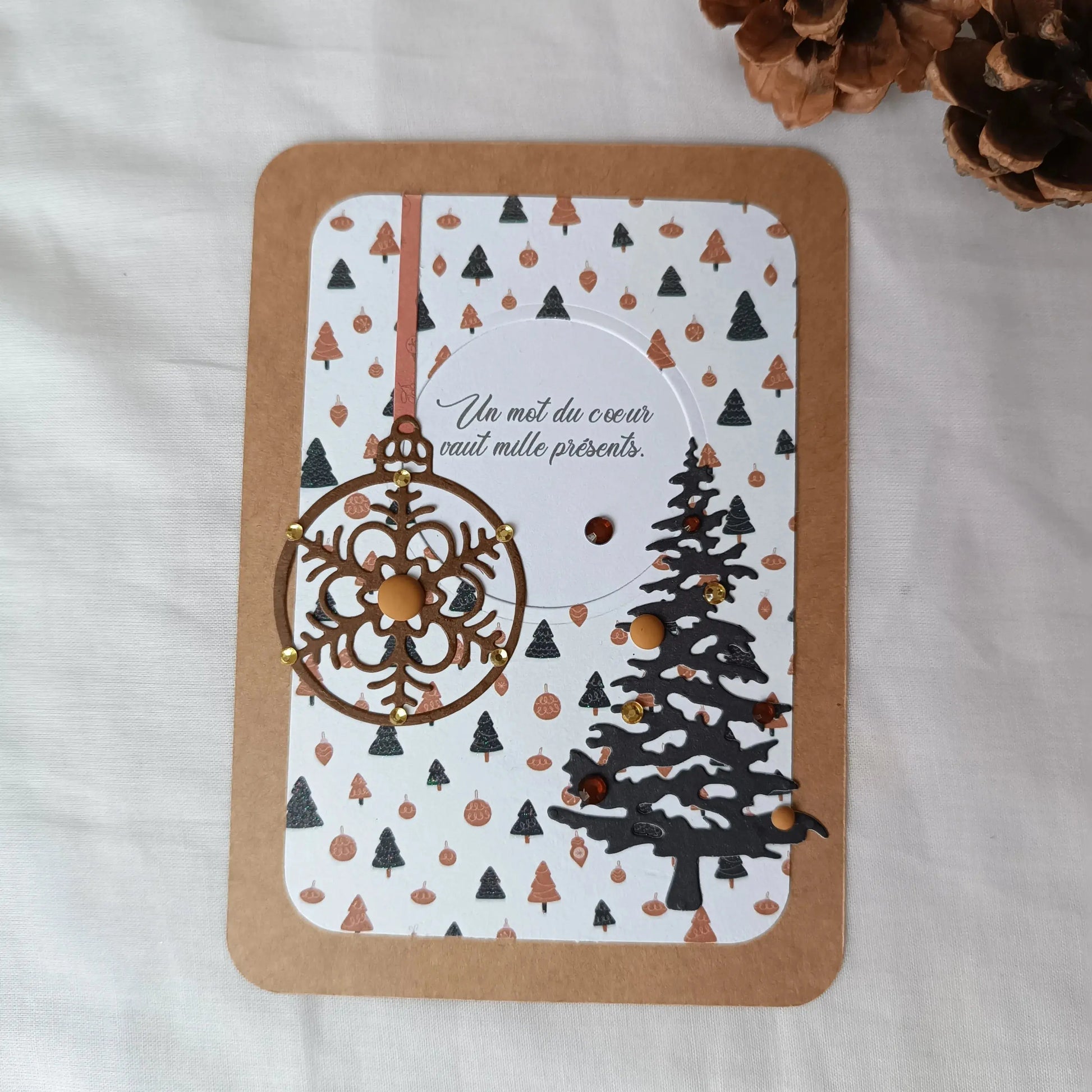 Pack de 3 cartes postales – Noël en 3 cartes : Emotion & Authenticité - pack de cartes de Noël artisanales avec enveloppes - cartes de Noël chaleureuses et traditionnelles - cartes de vœux originales fabriquées en France - cartes de Noël en papier kraft fait main - cartes de Noël au style traditionnel - cartes de Noël pour accompagner un cadeau - cartes de vœux faites main avec citations - cartes de Noël artisanales à message - cartes de Noël fait main France - cartes de vœux créatives - cartes de vœux écor