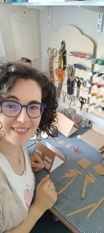 Qui suis-je ?
Moi, c’est Lili (ou Aurélie 🌸)
Créatrice passionnée de L'Atelier de Lili la souris