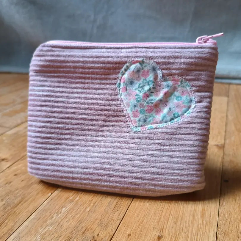 trousse rose imprimé fleuri upcyclé de Récup’ Tissu de LILI – trousse pochette rose tissu upcyclé – trousse écoresponsable -trousse artisanale -idée cadeau artisanale - trousse originale