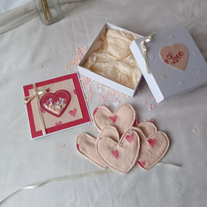 Coffret cadeau saint valentin - coffret artisanale saint valentin - carte de saint valentin - lingettes démaquillantes en forme de cœurs - lingettes lavables démaquillantes - mini coffret cadeau - cadeau saint valentin artisanale - idée cadeau saint valentin - carte de saint valentin à secouer - coffret Saint-Valentin- cadeau romantique - fait main - lingettes lavables-écologique