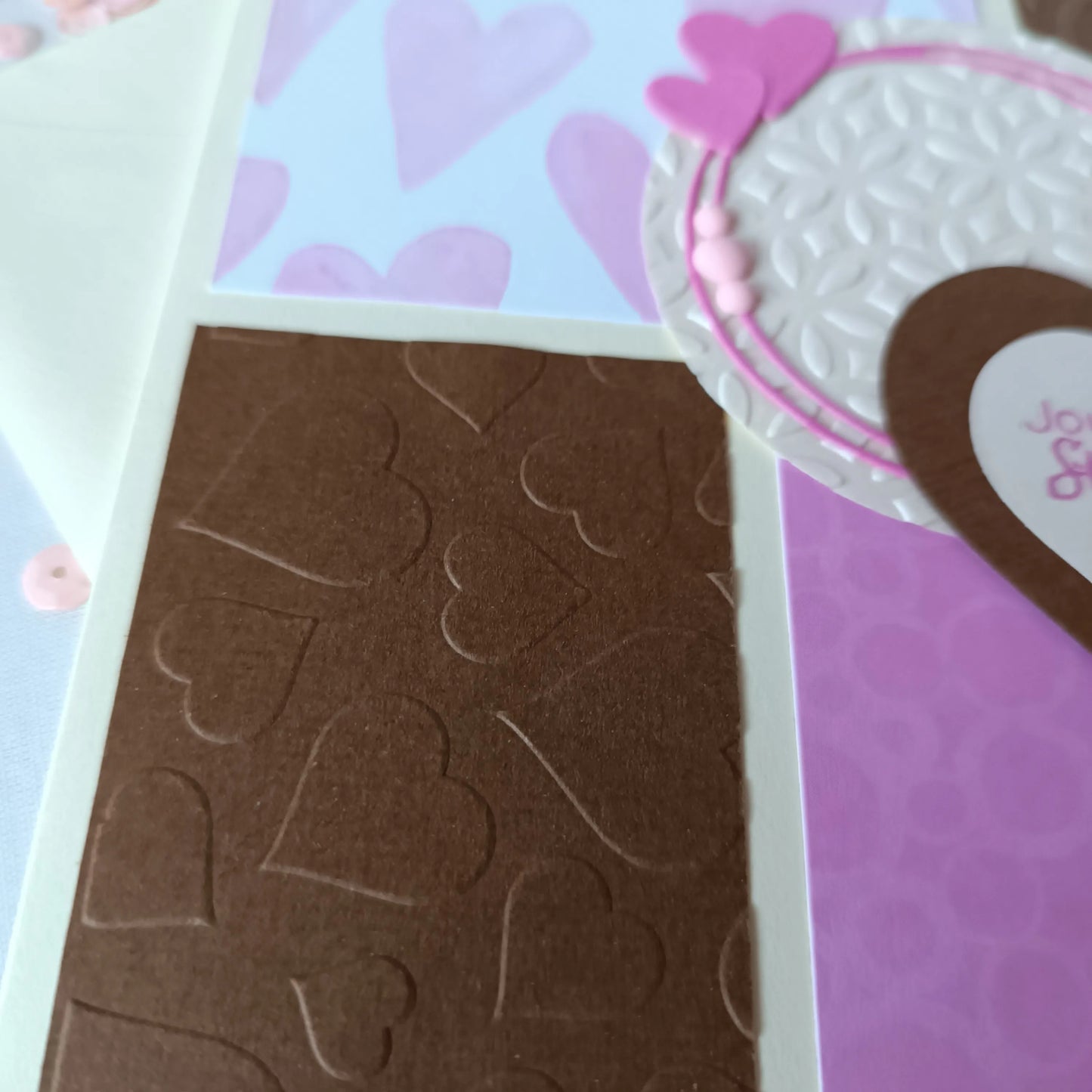 Carte de saint valentin rose et chocolat – l’atelier de lili la souris - carte artisanale saint valentin – carte saint valentin scrapbooking - cadeau saint valentin - idée cadeau saint valentin- cadeau saint valentin femme - cadeau saint valentin homme - carte de saint valentin - saint valentin - cadeau saint valentin ado - carte amoureux - carte d amour, - je t aime - fêter l amour - célébrer l amour