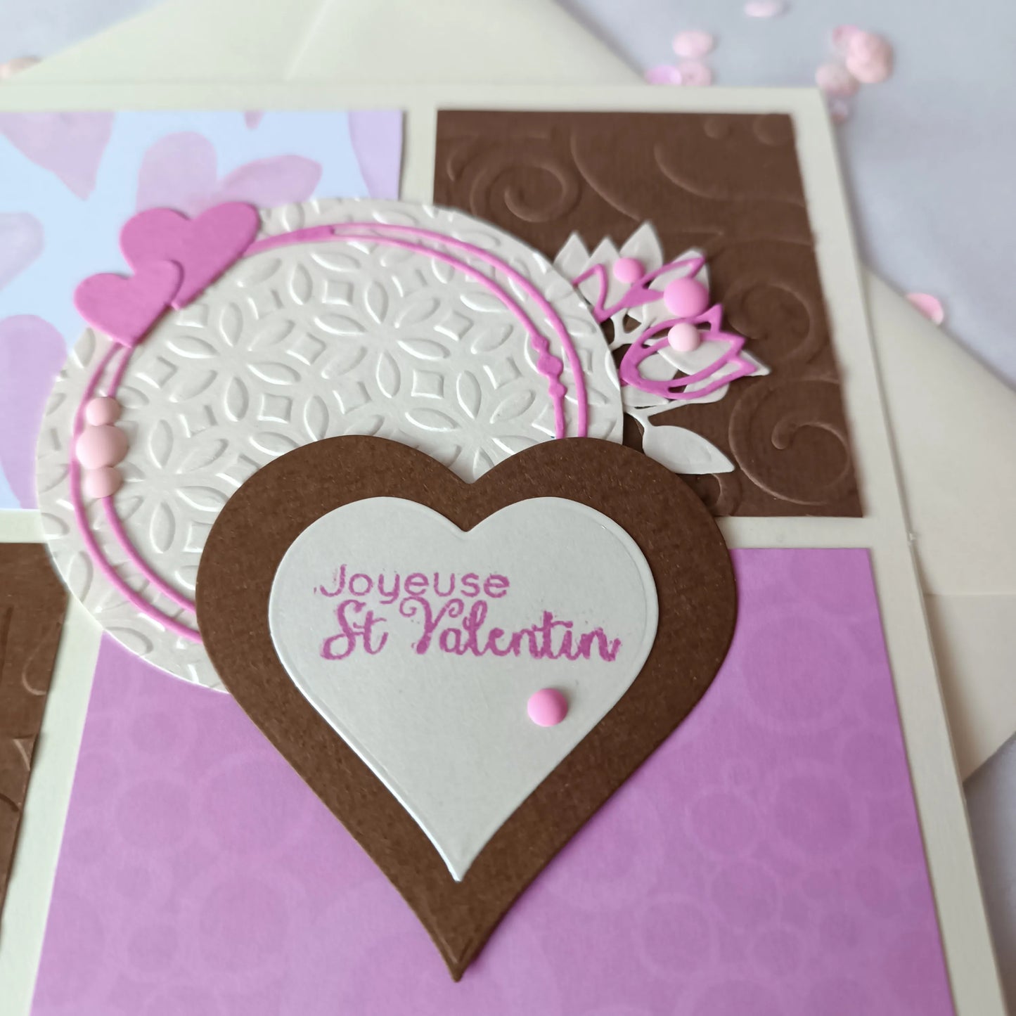 Carte de saint valentin rose et chocolat – l’atelier de lili la souris - carte artisanale saint valentin – carte saint valentin scrapbooking - cadeau saint valentin - idée cadeau saint valentin- cadeau saint valentin femme - cadeau saint valentin homme - carte de saint valentin - saint valentin - cadeau saint valentin ado - carte amoureux - carte d amour, - je t aime - fêter l amour - célébrer l amour